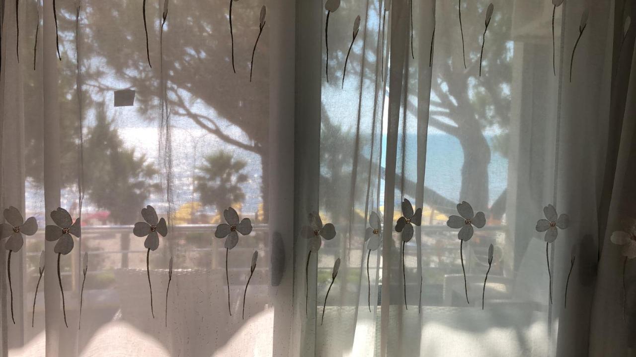 Mali i Robit Beachfront Apartment Golem  Esterno foto