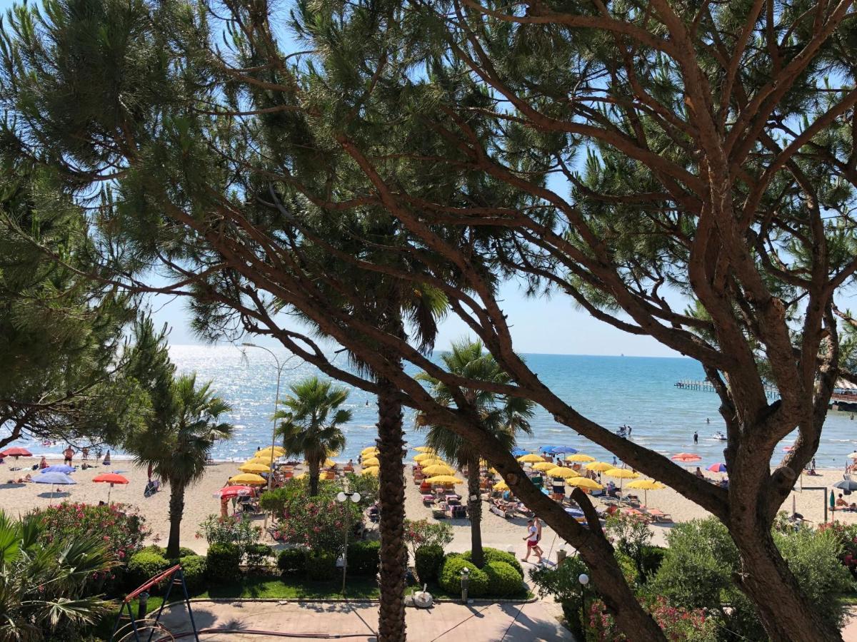 Mali i Robit Beachfront Apartment Golem  Esterno foto