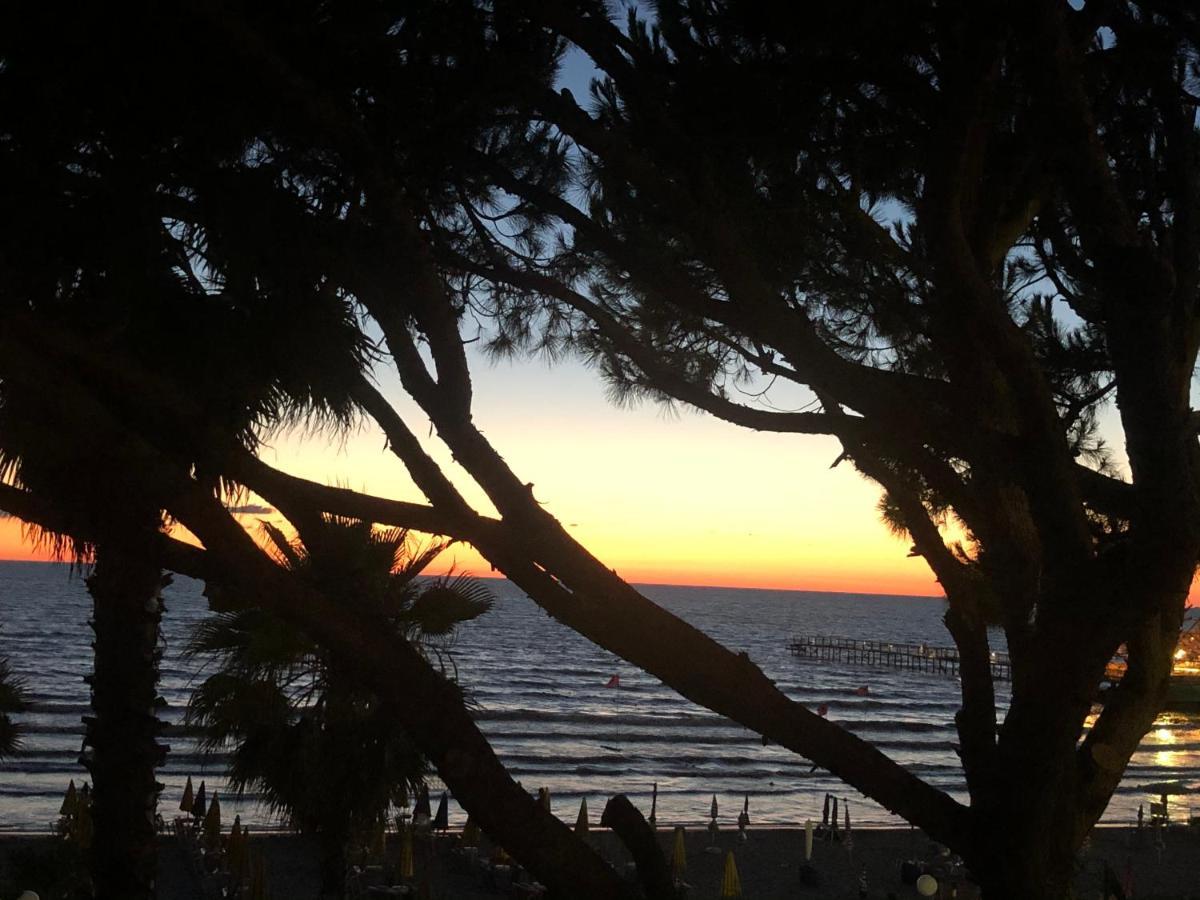 Mali i Robit Beachfront Apartment Golem  Esterno foto