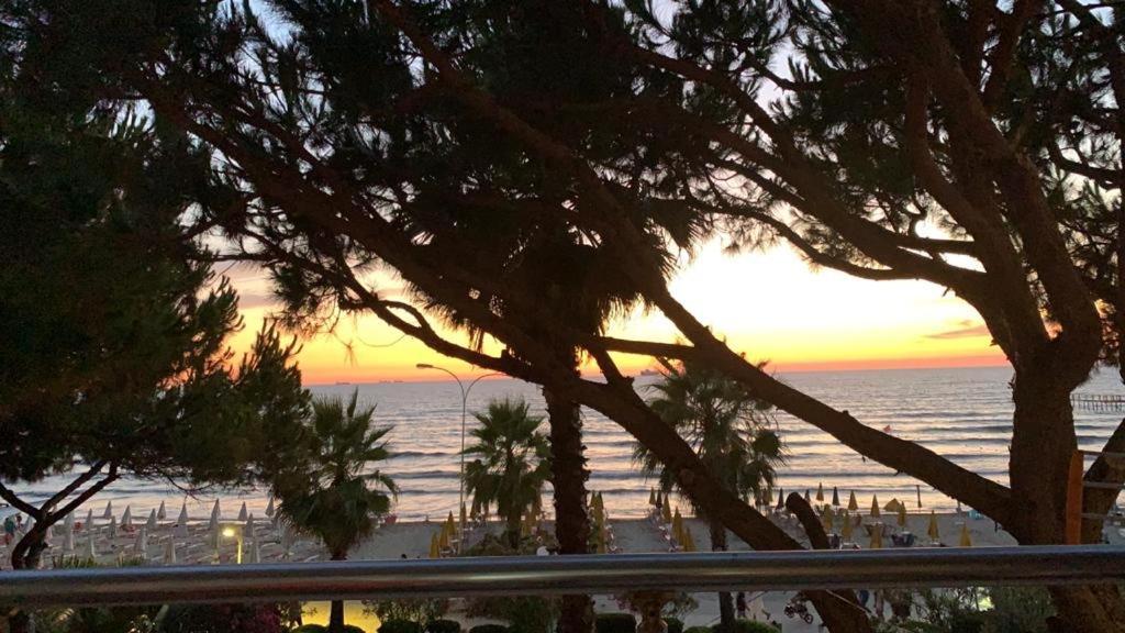 Mali i Robit Beachfront Apartment Golem  Esterno foto