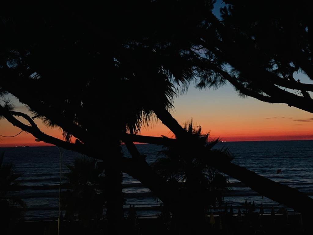 Mali i Robit Beachfront Apartment Golem  Esterno foto
