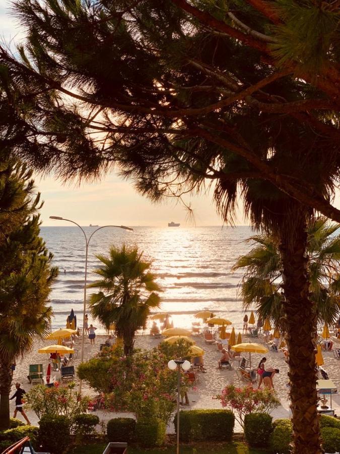 Mali i Robit Beachfront Apartment Golem  Esterno foto