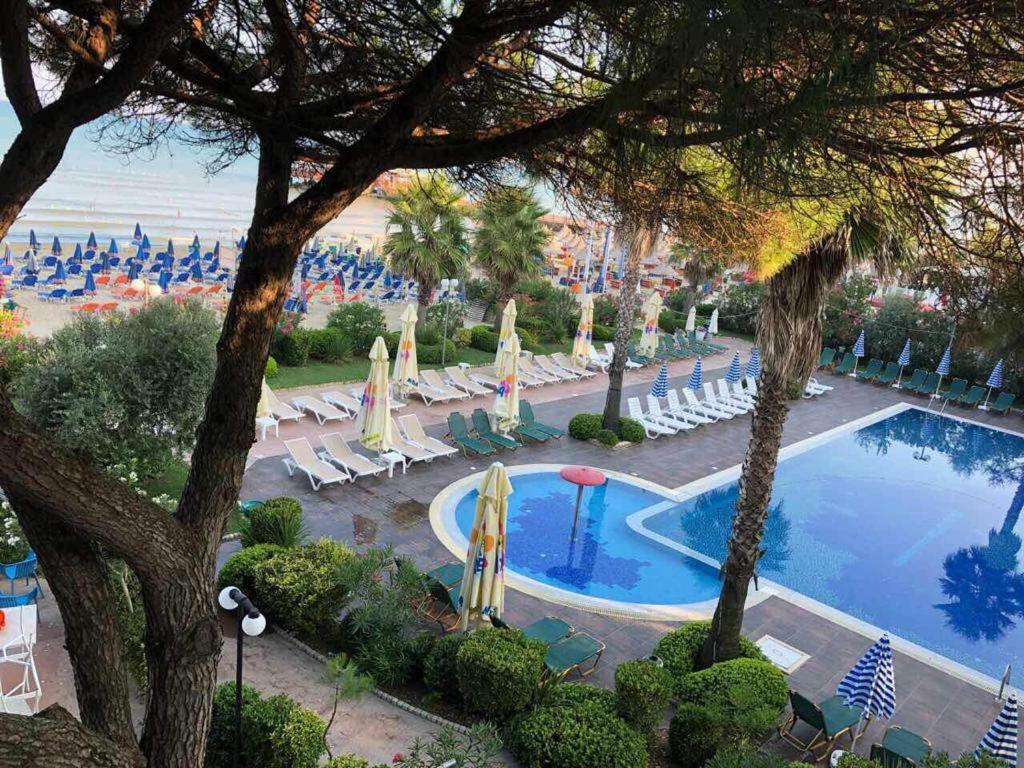 Mali i Robit Beachfront Apartment Golem  Esterno foto
