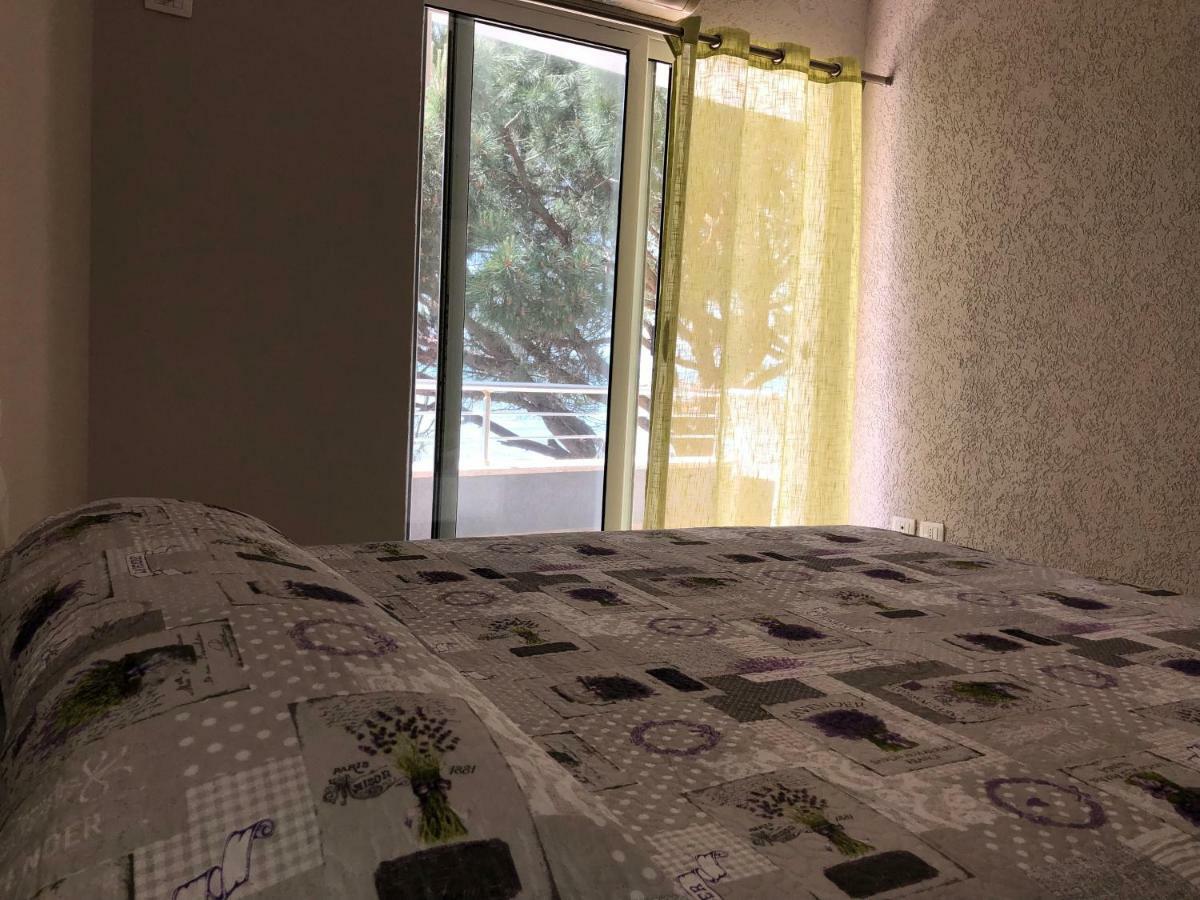 Mali i Robit Beachfront Apartment Golem  Esterno foto