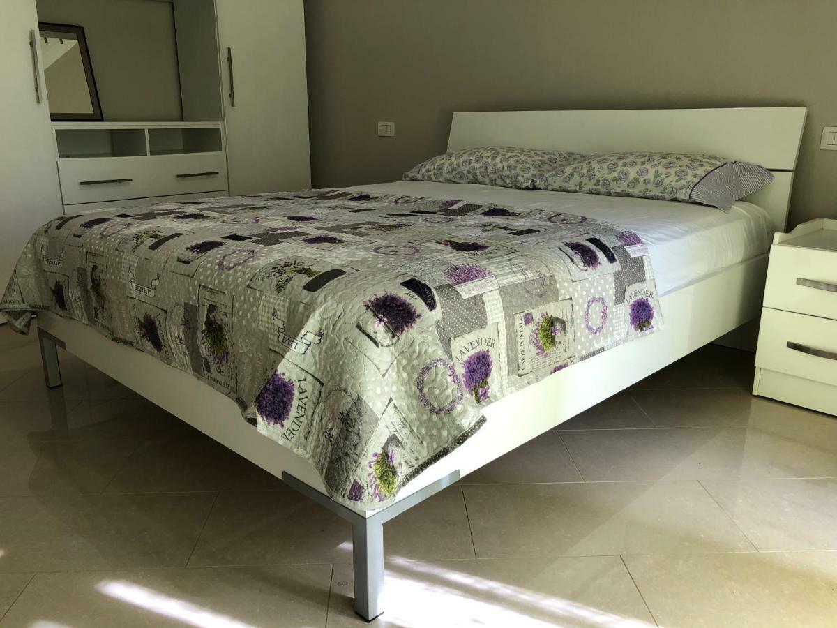 Mali i Robit Beachfront Apartment Golem  Esterno foto