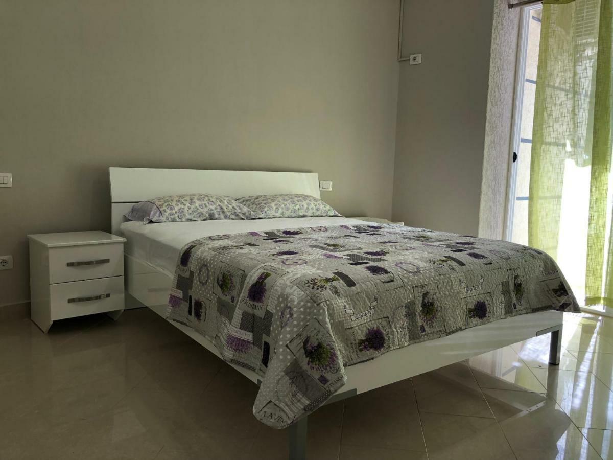 Mali i Robit Beachfront Apartment Golem  Esterno foto