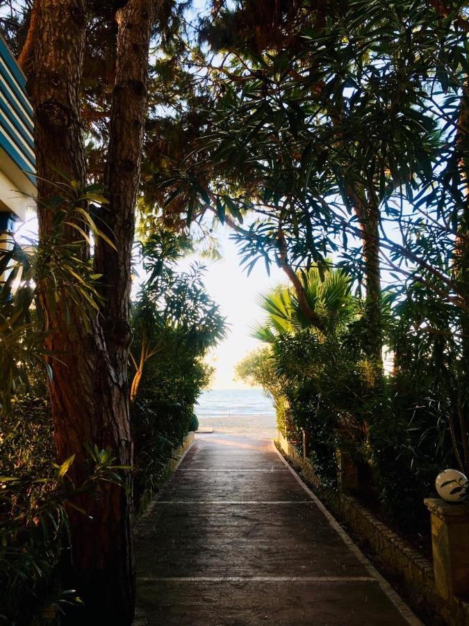 Mali i Robit Beachfront Apartment Golem  Esterno foto